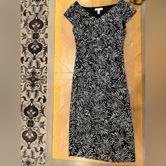 London Times Dresses & Skirts - London Times Black White Midi Dress Size 8 Ruffle V-Neck Abstract Print
